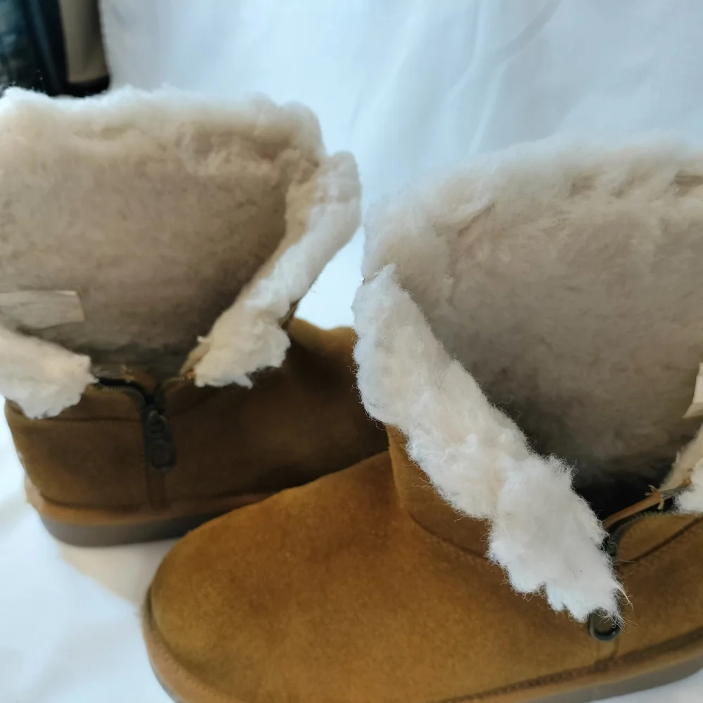 Koolaburra by‎ UGG; Aribel; Tan Suede Boots with Cream Fur Lining